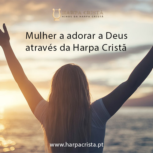 Mulher a adorar a Deus através da Harpa Cristã